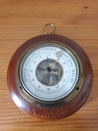 Ancien baromètre anéroïde