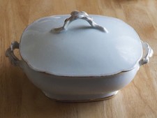 Petites soupière & légumier blanc & or Lions de faience. Dim 25X17X Haut  13 cm.