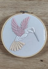 Boutis Provençal "Colibri" couleurs, diam:18 cm, dans son tambour, idéal cadeau!