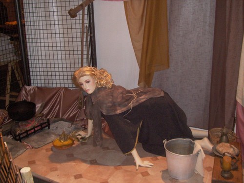 Mannequin femme courbée bien