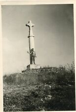 PHOTO OF A MANNEQUIN WAY POSING AGAINST A MONUMENT TO BE IDENTIFIED
