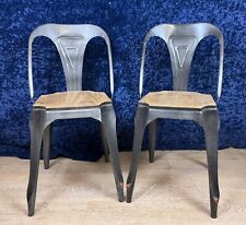 Paire de chaises dans le goût