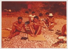 Affectueux beaux jeunes hommes