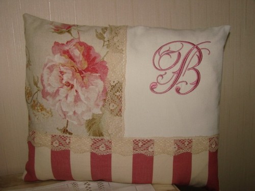 Coussin roses anciennes sur