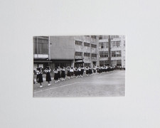 Filles cartable sur tête