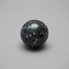 Boule - Pierre Guérissantes Noir Blanc Ø 63 MM à Chrysanthème Lune 1.AIO011