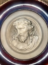 Sculpture du Christ couronné