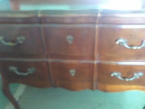 Petite commode sauteuse - , en