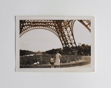 Au pieds Tour Effeil Paris