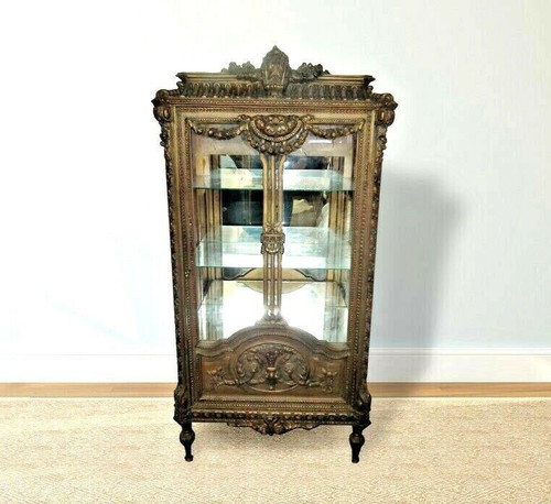 Une grande vitrine louis en - une,