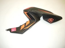 Carénage cache latéral droit