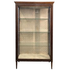 Vitrine marquetée de style