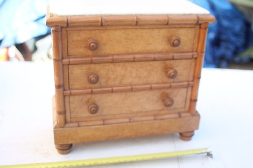 Petite commode poupée en - petite, a