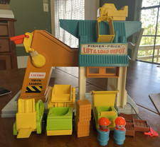 Vintage Fisher Price Toy Play Family Lift & Load Depot play set #942 1977 trucks