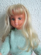 très belle poupée Nina