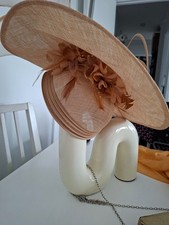 Chapeau cérémonie beige nude