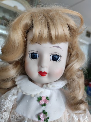 Poupée porcelaine 37 cm - poupée,