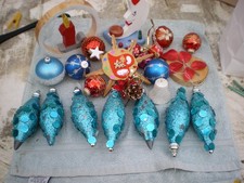 un lot de décoration de noel mélangé boules et obget de bois