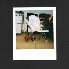 Homme croise jambes pieds