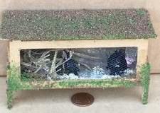 Maison de Poupées Âgés Et Stressed en Bois Clapier Avec 2 Lapins 1:12 Scale Pet