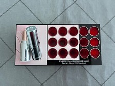 Présentoir maquillage rouge