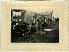 PHOTO ANCIENNE - MOTO BSA FAMILLE JARDIN - MOTORCYCLE FAMILY - Vintage Snapshot