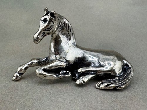 Horse lying down 800 fine - lying,