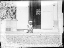 Child landing house - old negative glass photo - year. 1910 20