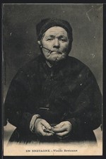 CPA Vieille Bretonne fumant sa