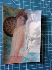 zo203 CPM photo modèle féminin - lenticulaire jeune femme jeux fléchettes