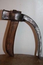 Ancienne herminette de tonnelier Sabotier charpentier outil ancien signé