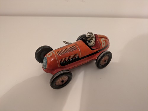 Voiture course ancienne - ancienne, en