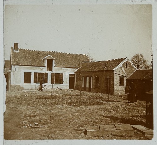 Men bicycle houses photo - bicycle,