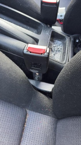 Attache ceinture avant gauche