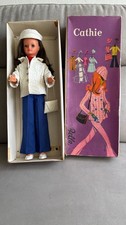 POUPÉE CATHIE BELLA BRUNE JAMBES RAIDES TENUE "DANS LE VENT" - Année 1967