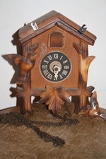 Ancien petit  coucou pendule en bois incomplet avec mécanisme REGULA 25