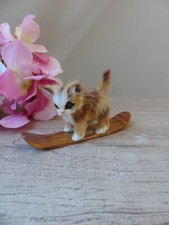 Figurine Miniature de Chat Fausse Fourrure sur un Ski, Monoski