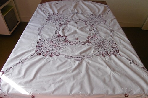 Nappe rétro brodée avec