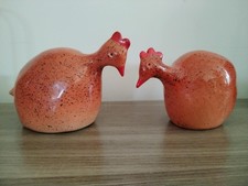 Poule en céramique signé F