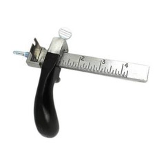 Coupe lanières de cuir en