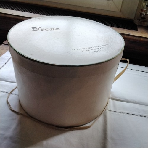 Ancienne boite chapeau - , en