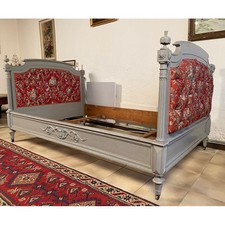 Lit en bois laqué gris de