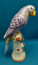 ANCIEN GRAND PERROQUET EN PORCELAINE POLYCHROME MARQUE EN BLEU.