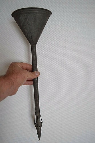 Curieux long entonnoir - et,