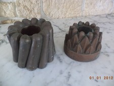 Deux moules à gâteaux en