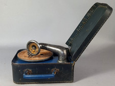 Old gramophone in case, engine runs C500