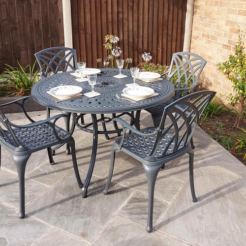 Ensemble table chaises de - et,