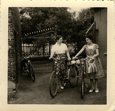 OLD PHOTO - VINTAGE SNAPSHOT -