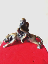 HOMME SUR UNE PANTHERE en