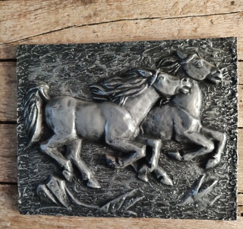 Bas relief chevaux - , patiné
